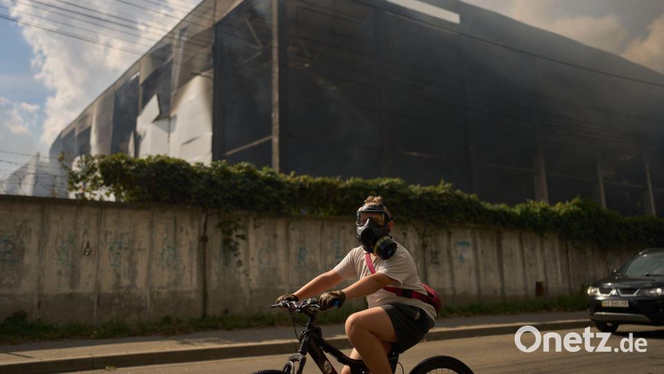 Krieg in der Ukraine - mit Gasmaske auf dem Fahrrad Bild: Francisco Seco/AP/dpa