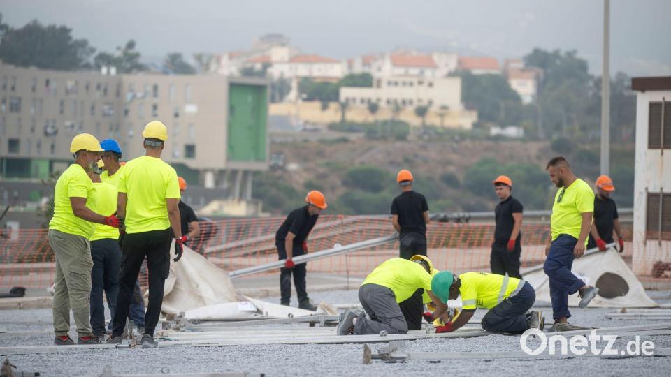 Spaniens Zentralregierung setzt sich über den Widerstand Ceutas gegen ein provisorisches Migrantenlager im Hafenbereich der Nordafrika-Exklave hinweg. Bild: Marcos Moreno/EUROPA PRESS/dpa