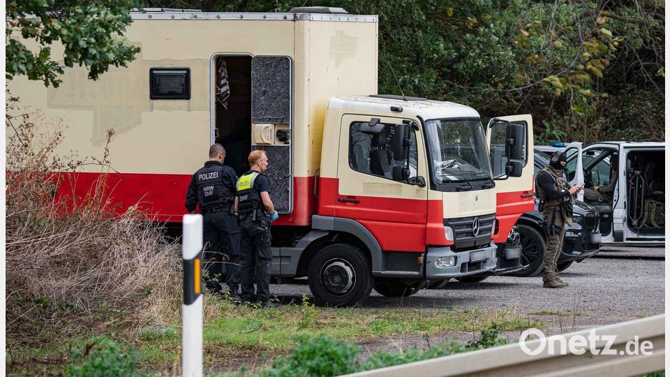 Dieser zu einem Wohnwagen umgebaute Lkw soll dem Tatverdächtigen gehören. Bild: Daniel Evers/WupperVideo/dpa
