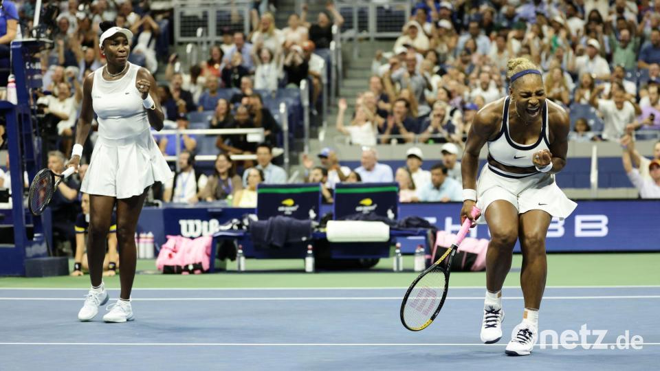 Serena Williams und Venus Williams jubeln nach einem Punktgewinn bei den US Open. Bild: Adam Hunger/AP/dpa