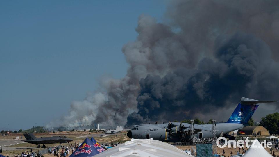 Rauch steigt auf, nachdem ein Kampfflugzeug der griechischen Luftwaffe bei einer Flugshow nördlich von Athen abgestürzt ist. Bild: Uncredited/AP/dpa