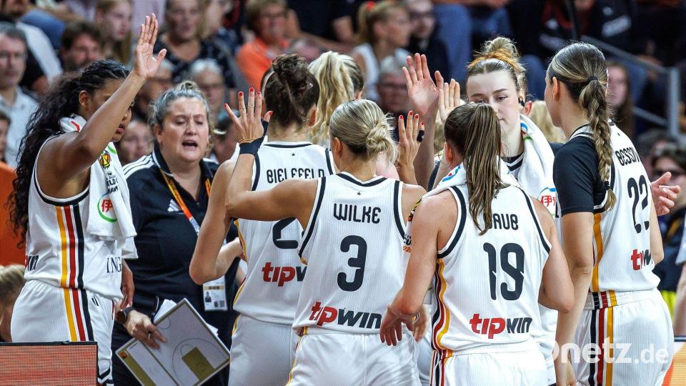 Jubel bei Deutschlands Basketballerinnen nach dem ersten Sieg. Bild: Andreas Gora/dpa