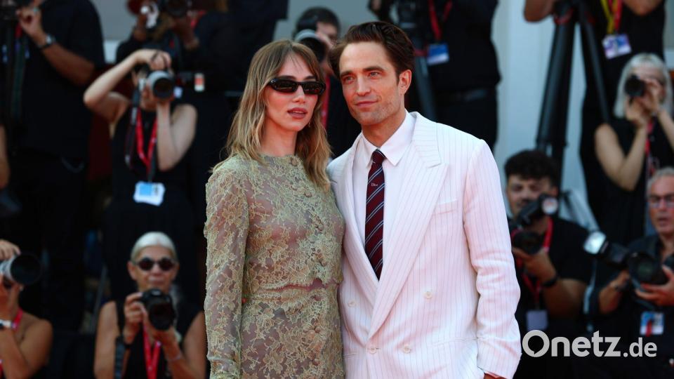Kurz vor der Premiere seines neuen Films posiert Pattinson mit seiner Partnerin Suki Waterhouse. Bild: Mickael Chavet/ZUMA Press Wire/dpa