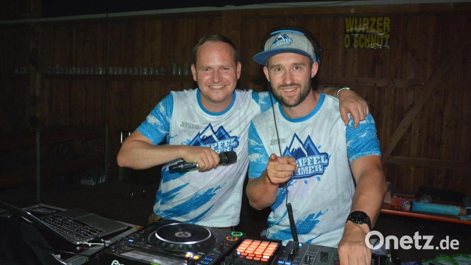 Das DJ-Duo Gipfelstürmer zeigte am Freitagabend in Wurz, was sie draufhaben. Sie verstanden es prächtig, die jungen Leute bei ihrer Show mitzunehmen, so dass sich die Halle schnell in ein Tollhaus verwandelte. Bild: Josef Rosner