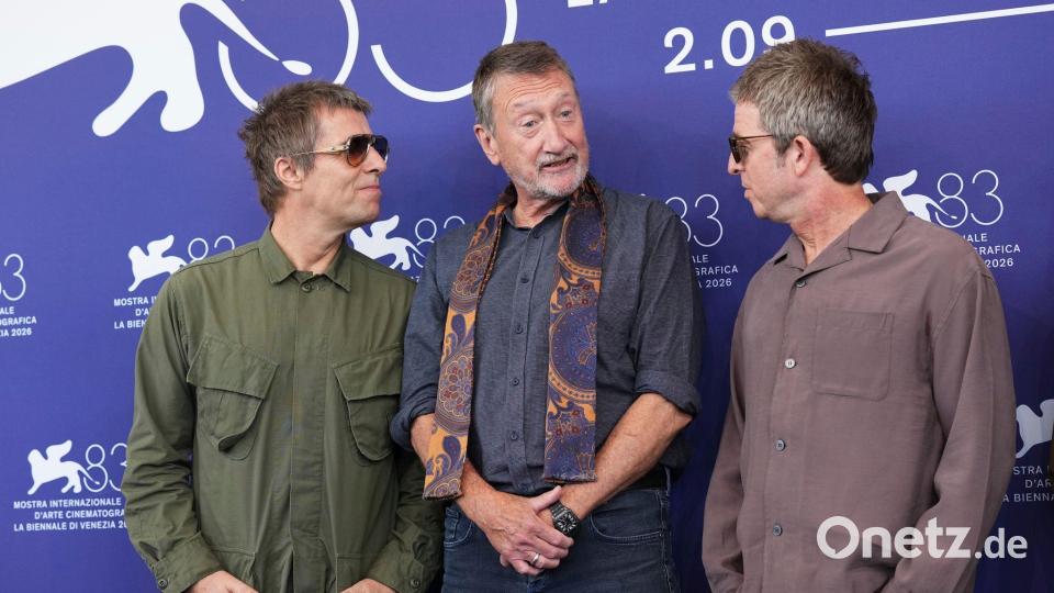 Liam Gallagher, der Drehbuchautor Steven Knight und Noel Gallagher in Venedig. Bild: Scott A Garfitt/Invision/AP/dpa