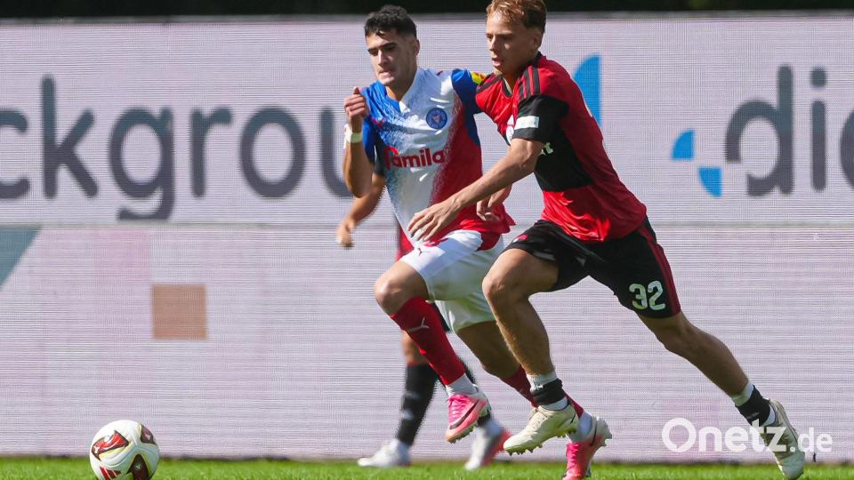 Tim Janisch (1. FC Nürnberg) im Laufduell mit dem Kieler Guillermo Balzi. Bild: Marcel von Fehrn/dpa
