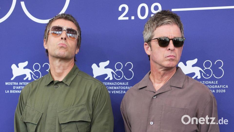 Liam Gallagher (l) und Noel Gallagher beim traditionellen Fototermin vor der Pressekonferenz. Bild: Scott A Garfitt/Invision/AP/dpa