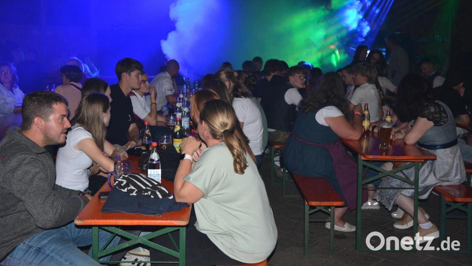 Blick in die O'Schnitt-Halle am Freitagabend: Rund 800 Besucher kamen zum Festauftakt in Wurz. Bild: Josef Rosner