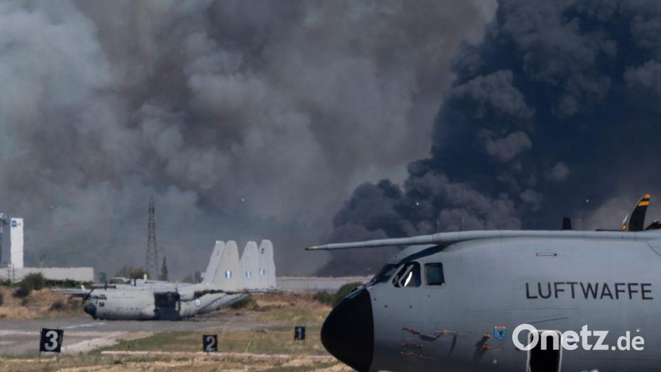 Ein gewaltiger Knall und dann dichter, schwarzer Rauch - so beschreiben Anwohner den Vorfall. Bild: Uncredited/AP/dpa