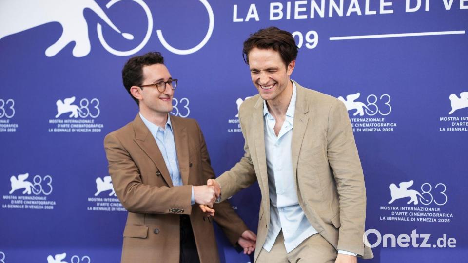 Regisseur Lance Oppenheim und sein Protagonist Pattinson. Bild: Scott A Garfitt/Invision/AP/dpa