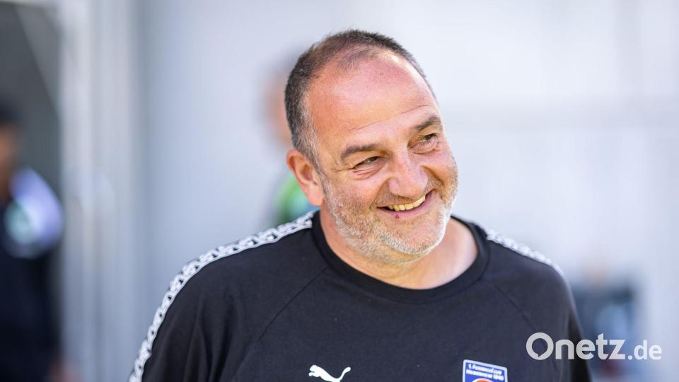 Frank Schmidt freut sich über den dritten Dreier in dieser Saison. Bild: Daniel Karmann/dpa