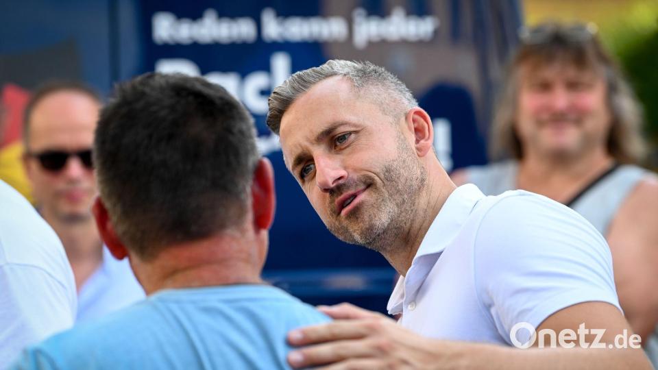 Egal, wo Ulrich Siegmund (AfD) im Wahlkampf hinkam – Hunderte Menschen wollten bei den Terminen ein Foto mit dem AfD-Politiker machen. (Archivbild) Bild: Heiko Rebsch/dpa