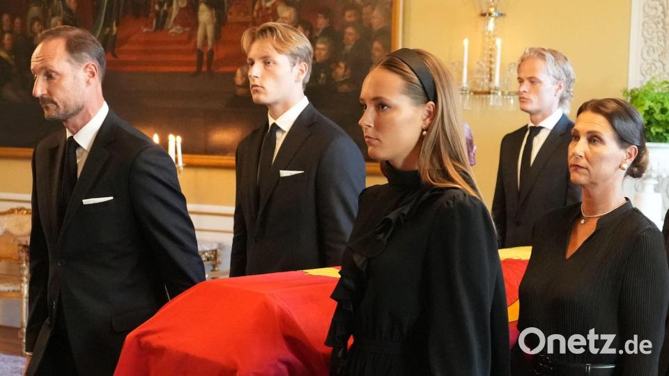Høiby (2. v. r.) war in den Tagen der Trauer im engsten Kreis der Familie. (Archivbild) Bild: Ole Berg-Rusten/Pool NTB/AP/dpa