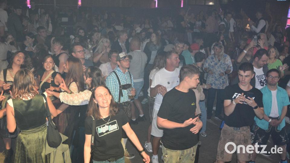 Die Band "Highline" hatte ein Heimspiel in Wurz. Alle genossen die ausgelassene Stimmung. Bild: Josef Rosner