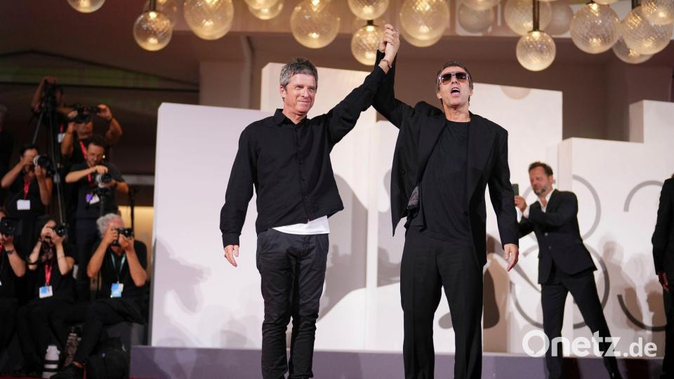 Noel Gallagher (l) und Liam Gallagher stehen am Samstag auf dem roten Teppich bei der 83. Ausgabe der Filmfestspiele von Venedig anlässlich der Filmvorführung von „Oasis: Don’t Look Back In Anger“. Bild: Alessandra Tarantino/Invision/AP/dpa