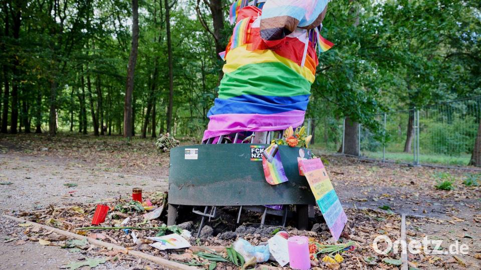 Gedenkbaum an Opfer des CSD-Anschlags beschädigt Bild: Annette Riedl/dpa