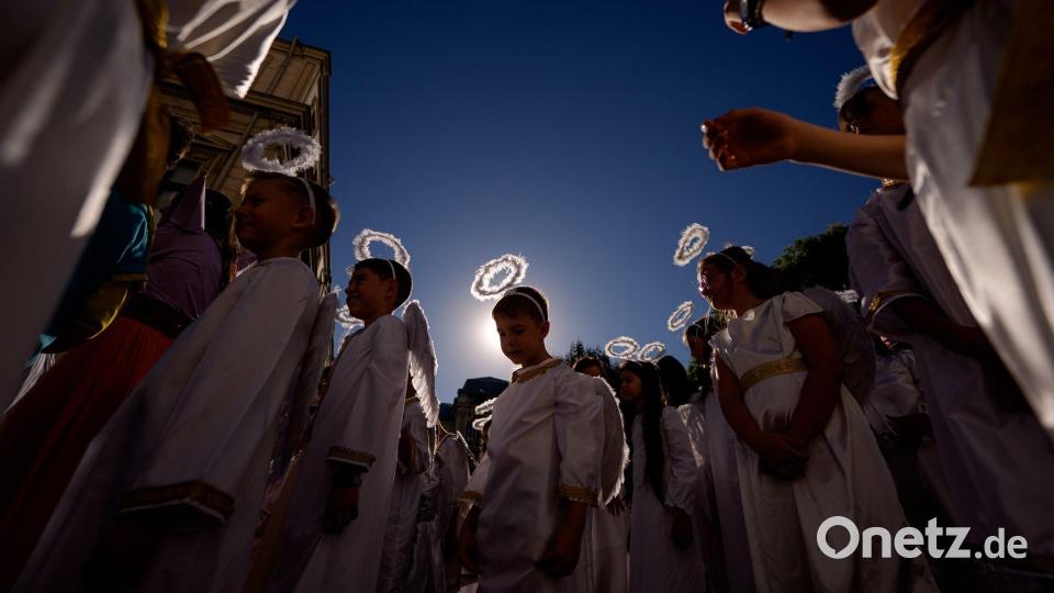Als Engel verkleidete Kinder nehmen an der Veranstaltung „Parade der kleinen Engel“ teil, einer Straßenaufführung mit christlichem Thema, bei der Kinder in Engelskostümen auftreten. Bild: Andreea Alexandru/AP/dpa