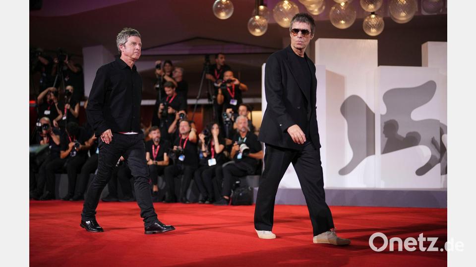 Auf dem Weg zu ihren Hunderten Fans am Rand des Teppichs. Bild: Alessandra Tarantino/Invision/AP/dpa