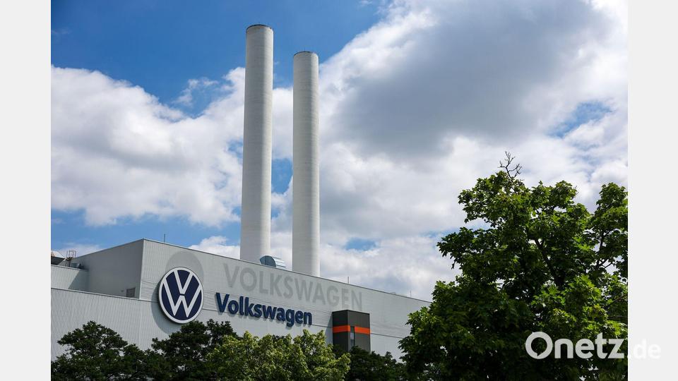 Blick auf das VW-Werk in Zwickau. Es ist Vorreiter der E-Mobilität bei Volkswagen. Doch seine Zukunft ist ebenso wie die der Standorte Emden, Hannover und Neckarsulm ungewiss. (Archivbild) Bild: Jan Woitas/dpa