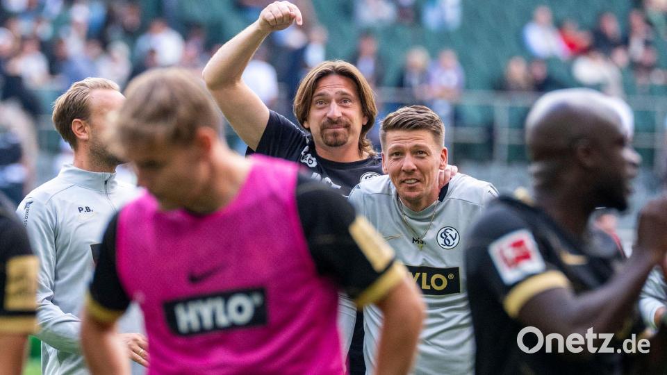 Vincent Wagner feiert gemeinsam mit Co-Trainer Mike Frantz. Bild: David Inderlied/dpa