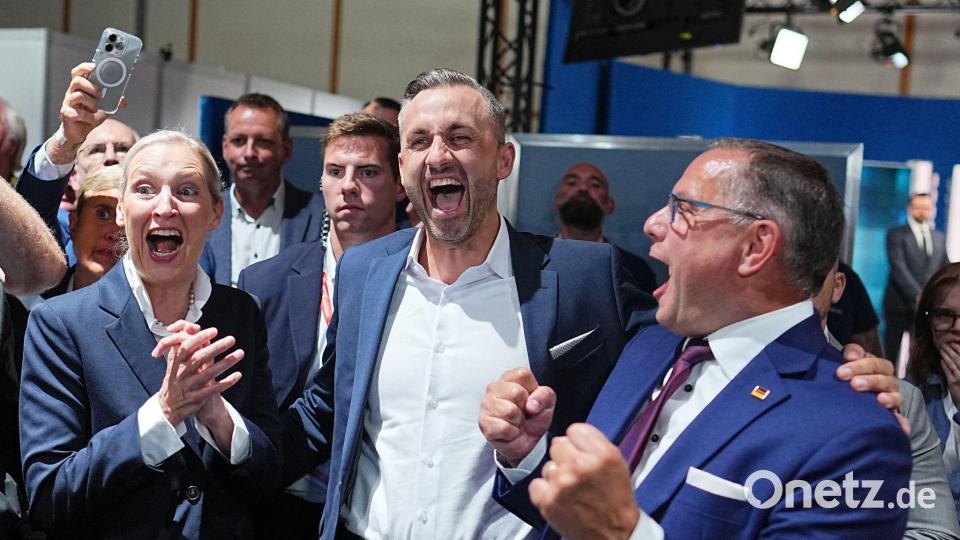 Die AfD-Chefs Alice Weidel (l) und Tino Chrupalla (r) feiern mit Spitzenkandidat Ulrich Siegmund den Erdrutschsieg der AfD in Sachsen-Anhalt. Bild: Michael Kappeler/dpa