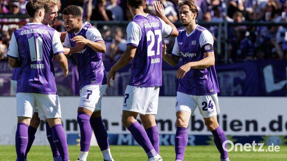 Die Spieler des VfL Osnabrück feiern den Torschützen  Daniel-Kofi Kyereh (3.von links). Bild: David Ebener/dpa