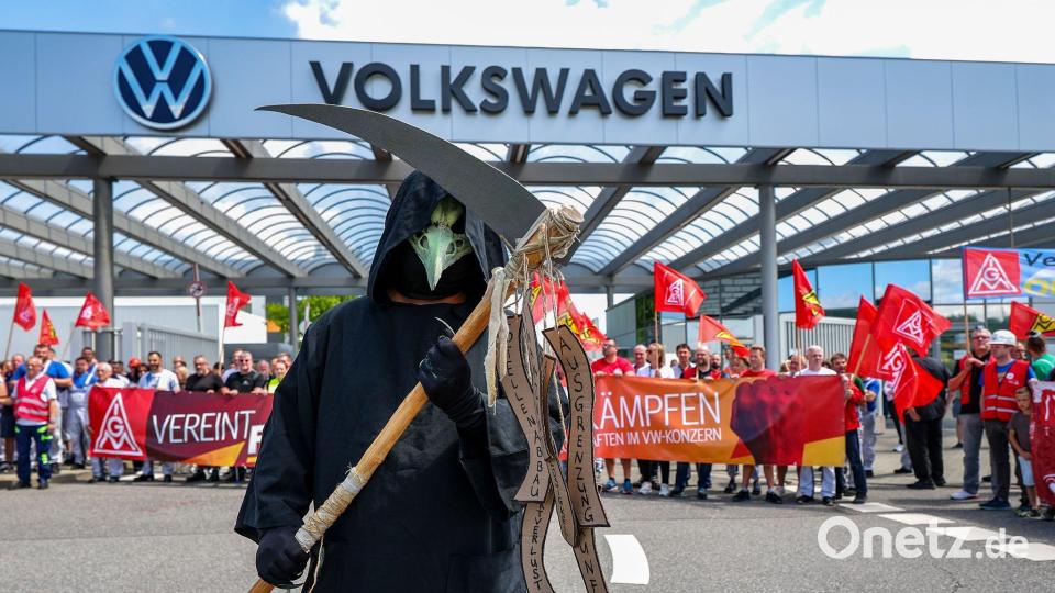 Protestaktion vor dem Werkstor von Volkswagen in Zwickau. Tausende Beschäftigte von VW und seinen Zulieferern in der Region sorgen sich um die Zukunft ihrer Jobs. (Archivbild) Bild: Jan Woitas/dpa