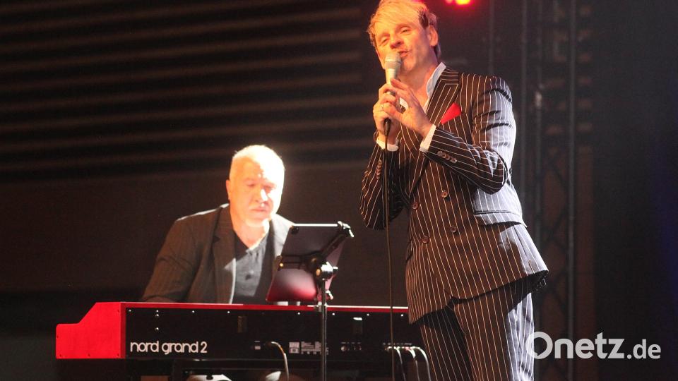 „Einen ehrenwerten Abend" mit den unvergesslichen Liedern von Udo Jürgens gestalteten die Interpreten Markus Engelstaedter (Gesang) und Bernd Meyer (Piano) am Samstag in der Schwandorfer Oberpfalzhalle. Bild: Rudolf Hirsch