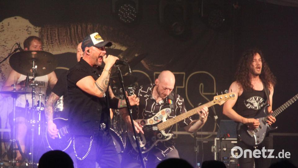 Im Kulturzelt rockte die Volbeat-Tribute-Band „Seven Shots“ mit einer Mischung aus Metal, Rock`n Roll, Punkrock, Country und Blues. Bild: Rudolf Hirsch
