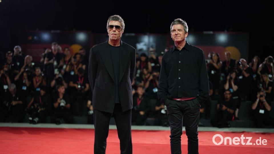 Wieder zusammen: Liam und Noel. Bild: Scott A Garfitt/Invision/AP/dpa