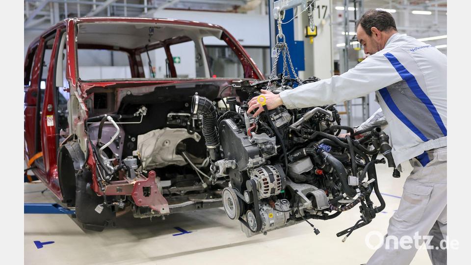 Demontage und Recycling von Altfahrzeugen wird als neues Standbein für das Zwickauer VW-Werk aufgebaut. Allerdings bietet dieser Bereich auf absehbare Zeit nur einem Bruchteil der bisherigen Beschäftigten Arbeit. (Archivbild) Bild: Jan Woitas/dpa
