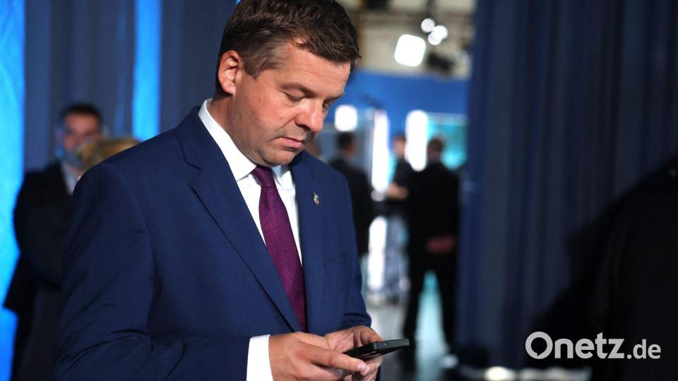 Schulze gibt sich am Wahlabend wortkarg. Bild: Jan Woitas/dpa