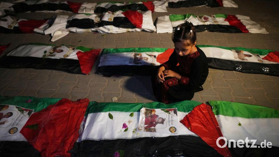 Ein Mädchen sitzt neben den Leichen von Palästinensern an, die aus den Trümmern von Häusern geborgen wurden, die während des Krieges zwischen Israel und der Hamas in Gaza Stadt zerstört worden waren. Bild: Jehad Alshrafi/AP/dpa