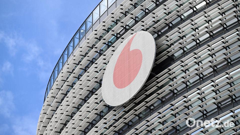 Das Vodafone-Logo an der Deutschlandzentrale des Telekommunikationskonzerns in Düsseldorf. (Archivbild) Bild: Federico Gambarini/dpa