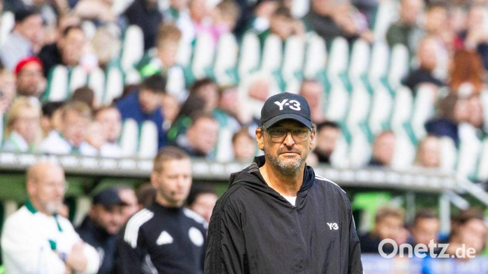 Cottbus-Trainer Claus-Dieter Wollitz beim Spiel gegen den VfL Wolfsburg. Bild: Michael Matthey/dpa
