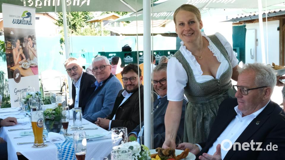 Die Karpfensaison wurde heuer im Gasthaus "Holzwurm" in Hohenirlach eröffnet. Renate Weiherer servierte den Gästen Fischsuppe und Dreierlei vom Karpfen. Bild: Rudolf Hirsch