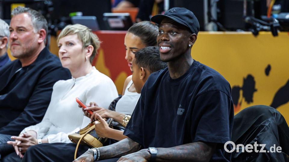 Basketball-Star Schröder mit Frau und Sohn in Reihe eins. Bild: Andreas Gora/dpa