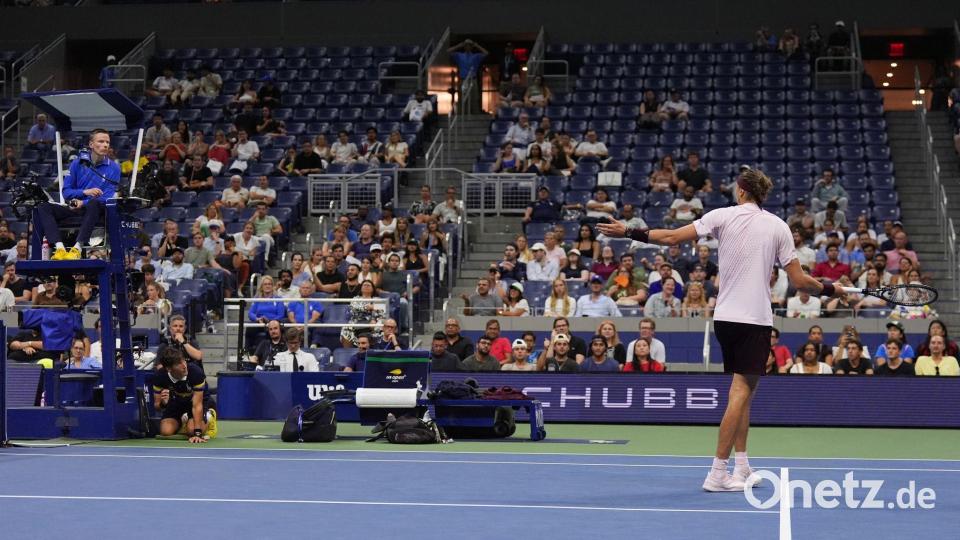 Alexander Zverev war bislang stets am späten Abend im Einsatz - vor häufig nicht einmal halbleeren Tribünen. Bild: Frank Franklin II/AP/dpa