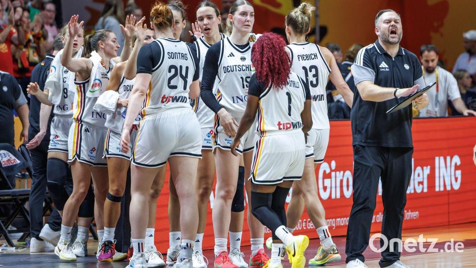 Deutschlands Basketballerinnen feiern den Einzug in die K.o.-Runde. Bild: Andreas Gora/dpa