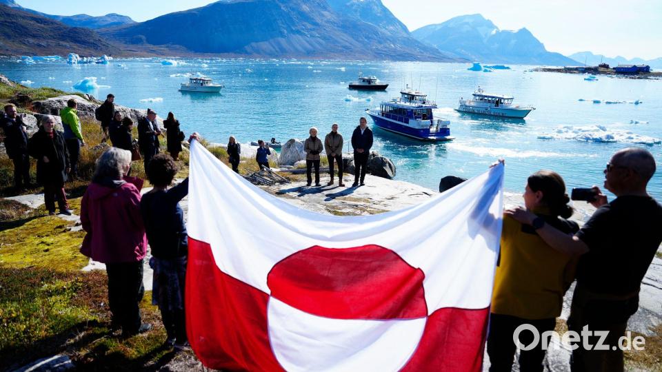In Qoornoq wurden die Gäste von Einheimischen mit einer Fahne Grönlands begrüßt. Bild: Mads Claus Rasmussen/Ritzau Scanpix/dpa