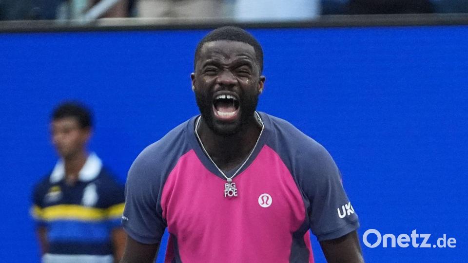 Frances Tiafoe feiert seinen Sieg über Daniil Medwedew. Bild: Frank Franklin II/AP/dpa