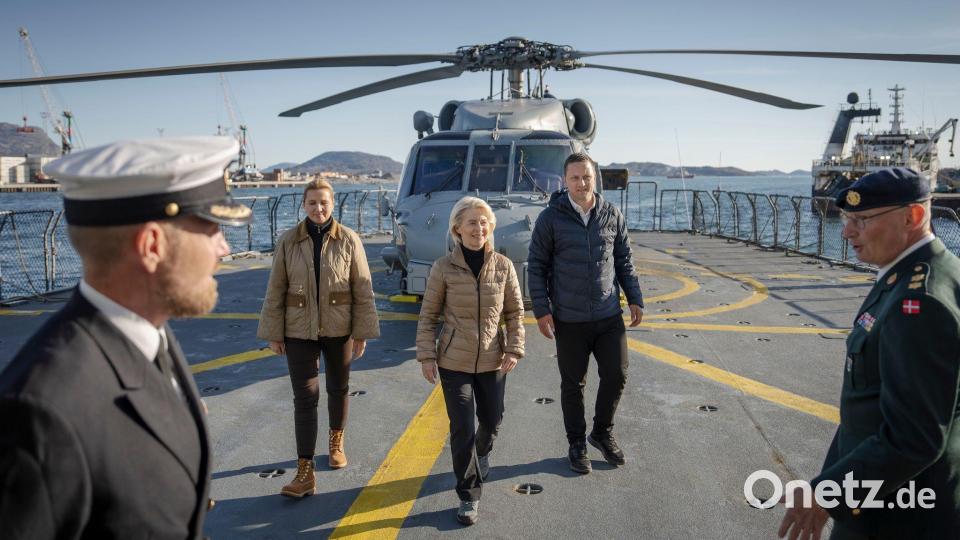 Neben der Schifffahrt durch die arktische Landschaft stand auch der Besuch auf einem Patrouillenschiff der dänischen Streitkräfte auf dem Programm. Bild: Mads Claus Rasmussen/Ritzau Scanpix Foto/AP/dpa