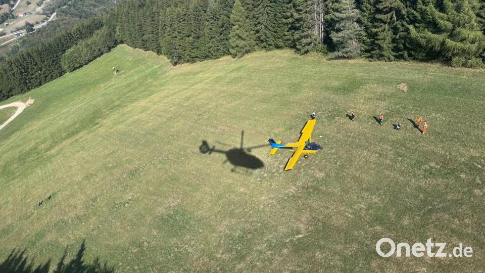Einsatzkräfte mussten die drei Insassen aus dem Flugzeug bergen und versorgen. Bild: -/Italienische Bergrettung/dpa