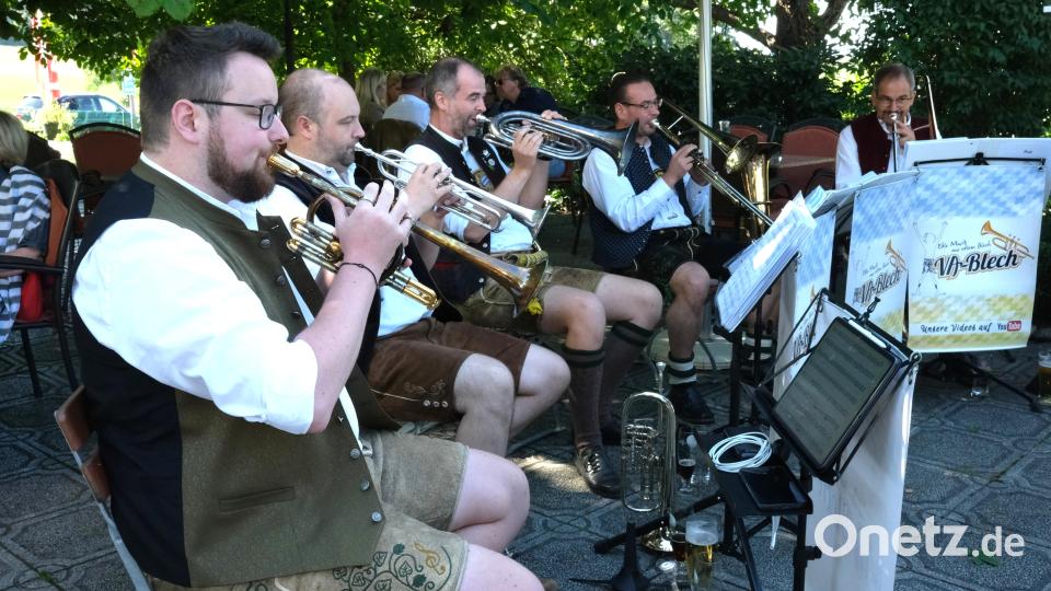 Eine Gruppe der Seenland-Musikanten namens VA Blech spielte bei der Eröffnung der Karpfensaison im Garten der Holzwurm-Gaststätte zur Unterhaltung auf. Bild: Rudolf Hirsch