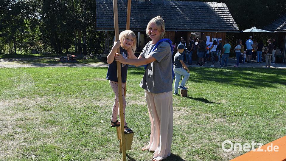 Das Stelzengehen wurde ausgiebig getestet. Ob allein oder mit Hilfe der Mama wollten die Kinder unbedingt probieren, ob sie es schaffen. Bild: Ulla Britta Baumer