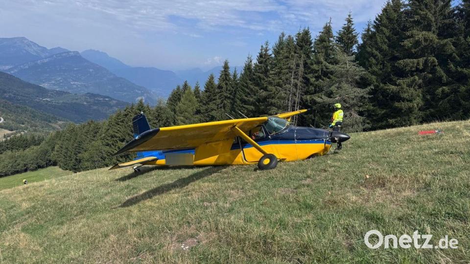 Das Kleinflugzeug prallte heftig auf abschüssiges Gelände. Bild: -/Italienische Bergrettung/dpa
