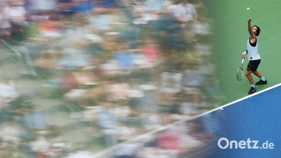 Carlos Alcaraz schlägt den Ball bei den US Open. Bild: Yuki Iwamura/AP/dpa