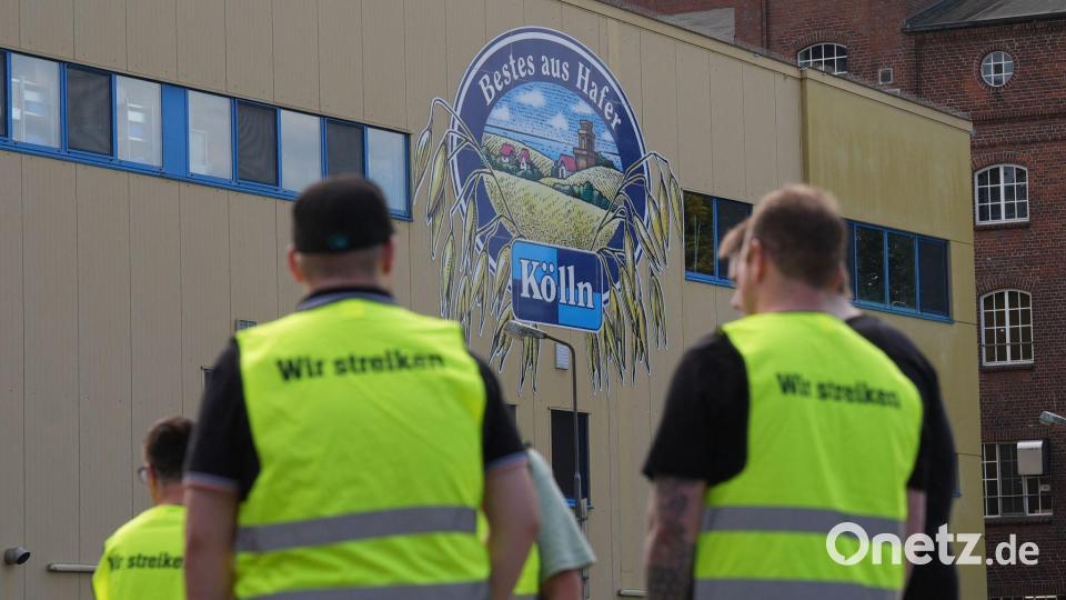 Beschäftigte von Kölln sammeln sich zu einer Streikkundgebung vor dem Werk. Bild: Marcus Brandt/dpa