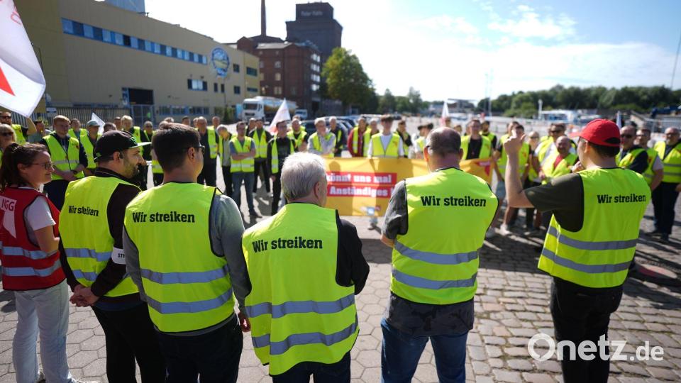 Beschäftigte von Kölln nehmen an einer Streikkundgebung vor dem Werk teil. Bild: Marcus Brandt/dpa
