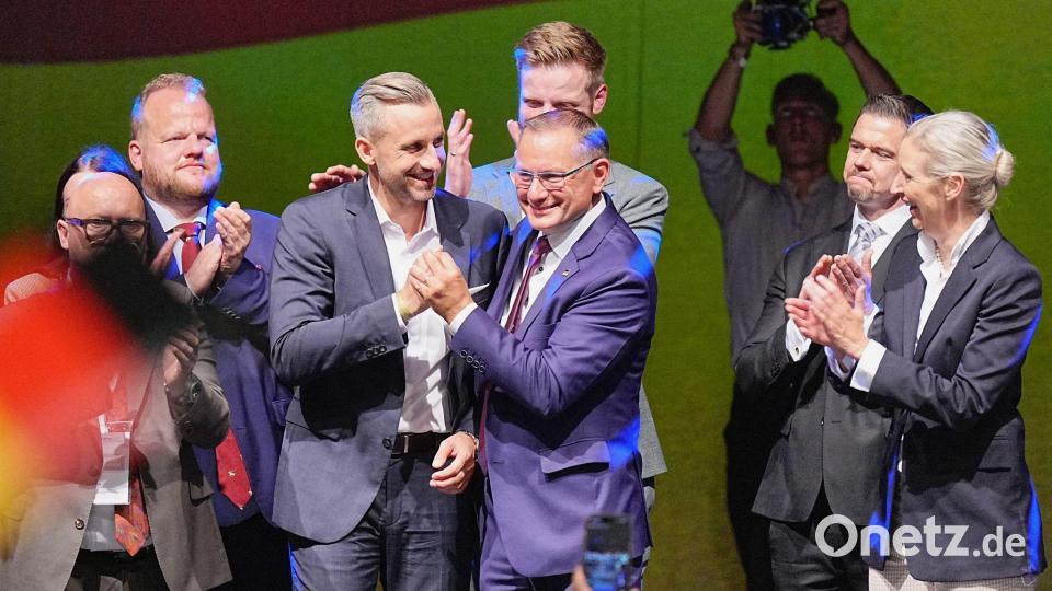 Die AfD-Bundesspitze gratuliert Siegmund. Bild: Michael Kappeler/dpa